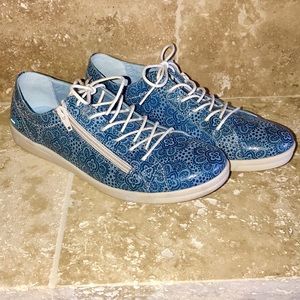 CLOUD Footwear ☁️ AIKA Blue Paisley Print 🌀